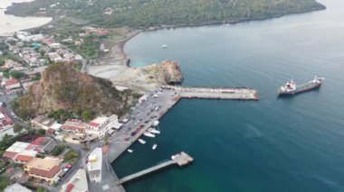 Ship Port yakınlarındaki Vulcano adasında uçan drone 'dan güzel bir panoramik 4K video. Aeolian Adaları, Sicilya, İtalya (dizi)