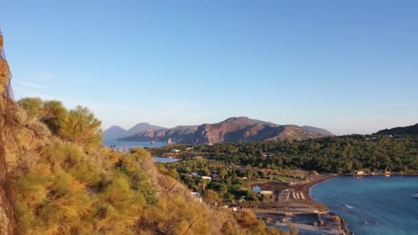 美丽的全景航空4K视频从飞行无人机在岩石瓦尔卡诺岛靠近船舶港的一个阳光明媚的早晨 Aeolian Islands Sicily Italy Series — 图库视频影像