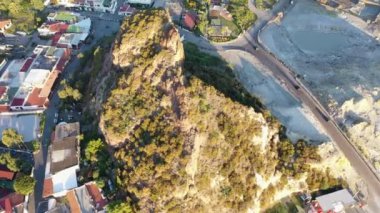 Güneşli bir sabah, Ship Port yakınlarındaki Vulcano adasında uçan dron 'dan güzel bir panoramik hava 4K videosu. Aeolian Adaları, Sicilya, İtalya (dizi)