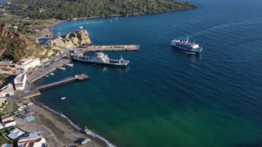 Güneşli bir sabah, Ship Port yakınlarındaki Vulcano adasında uçan dron 'dan güzel bir panoramik hava 4K videosu. Aeolian Adaları, Sicilya, İtalya (dizi)