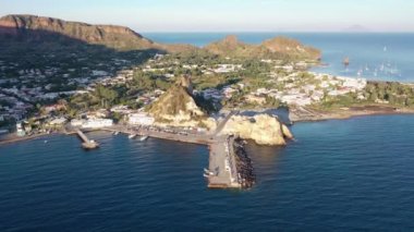 Güneşli bir sabah, Ship Port yakınlarındaki Vulcano adasında uçan dron 'dan güzel bir panoramik hava 4K videosu. Aeolian Adaları, Sicilya, İtalya (dizi)