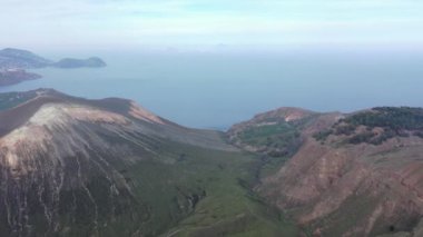 Vulcano adasındaki kayalarda uçan dron ve parlak mavi Tyrhenian Denizi Aeolian Adaları, Sicilya, İtalya 'daki (dizi) 4K panoramik video)