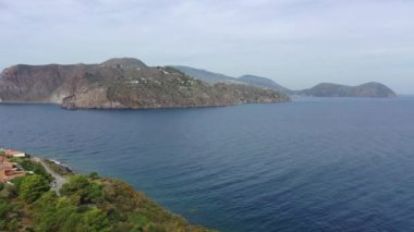 Vulcano adasındaki kayalarda uçan dron ve parlak mavi Tyrhenian Denizi Aeolian Adaları, Sicilya, İtalya 'daki (dizi) 4K panoramik video)