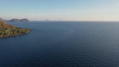 Vulcano adasındaki kayalarda uçan dron ve parlak mavi Tyrhenian Denizi Aeolian Adaları, Sicilya, İtalya 'daki (dizi) 4K panoramik video)