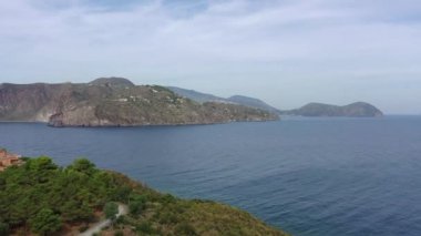 Vulcano adasındaki kayalarda uçan dron ve parlak mavi Tyrhenian Denizi Aeolian Adaları, Sicilya, İtalya 'daki (dizi) 4K panoramik video)