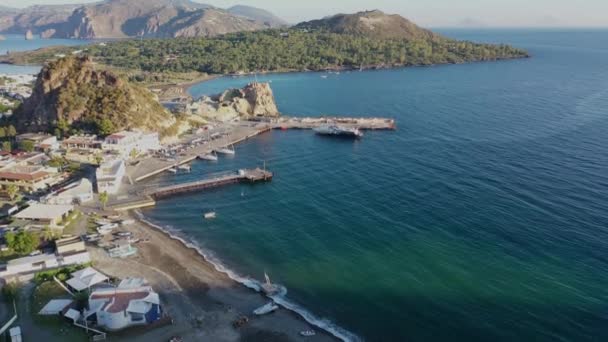 船港近くのバルカノ島の無人機を飛んでから美しいパノラマの航空4Kビデオ晴れた朝 エオリアン諸島 シチリア島 イタリア シリーズ — ストック動画