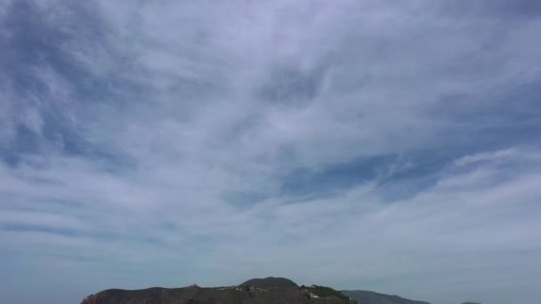ウルカノ島の岩や明るい青のティレニア海にドローンを飛んでから美しいパノラマの航空4Kビデオ — ストック動画
