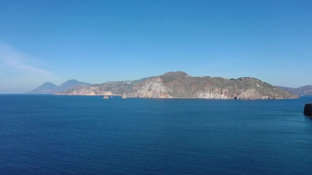 美丽的全景航空4K视频 来自秃鹰岛岩石上的无人驾驶飞机和明亮的蓝色Tyrrhenian海 意大利西西里爱荷利群岛 — 图库视频影像