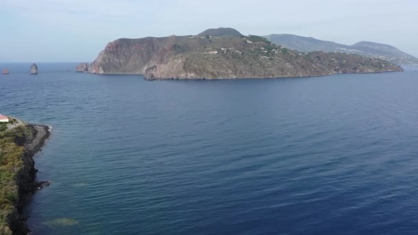 ウルカノ島の岩や明るい青のティレニア海にドローンを飛んでから美しいパノラマの航空4Kビデオ — ストック動画