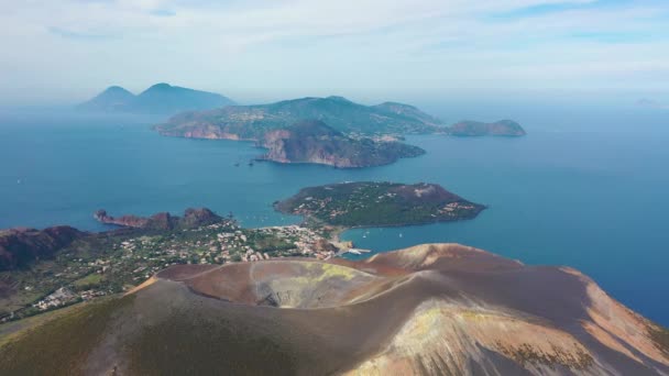 美丽的航拍视频来自太阳落山时在岛上的神奇的大火山火山口的无人驾驶飞机 意大利西西里火山口全景 — 图库视频影像
