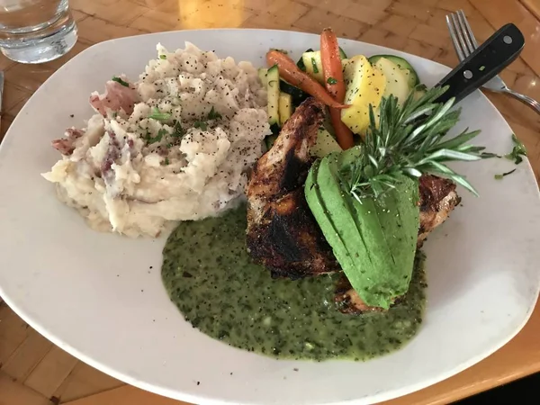 Italienisches Essen auf dem Teller, gesunde Kost. — Stockfoto