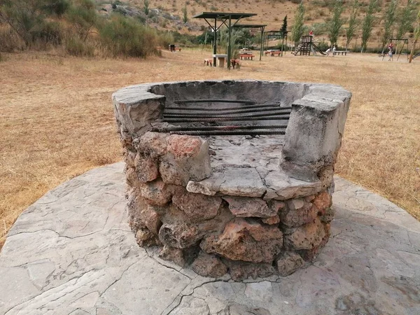 Torcal de Antequera 'da taş barbekü. İspanya 'nın Malaga eyaletinde doğal bir yerleşim yeridir.