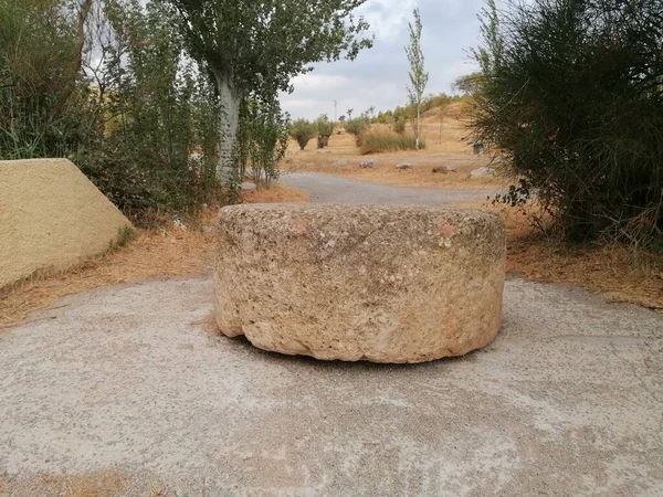 Yolun ortasındaki büyük yuvarlak taş Antequera Mlaga Torcal.