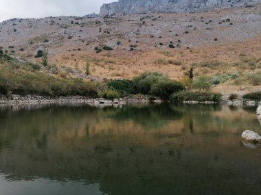 Küçük göl ve dağlar El Torcal Antequera ili Malaga, Endülüs, İspanya.
