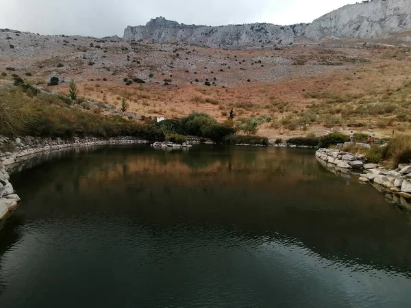 小さな湖と山El Torcal Antequera州 マラガ アンダルシア スペイン — ストック写真