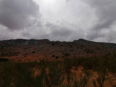Antequera Malaga Endülüs, İspanya 'da Torcal dağlarının bulutlu manzarası. Unesco tarafından dünya mirası ilan edilen eşsiz bir doğal alan..