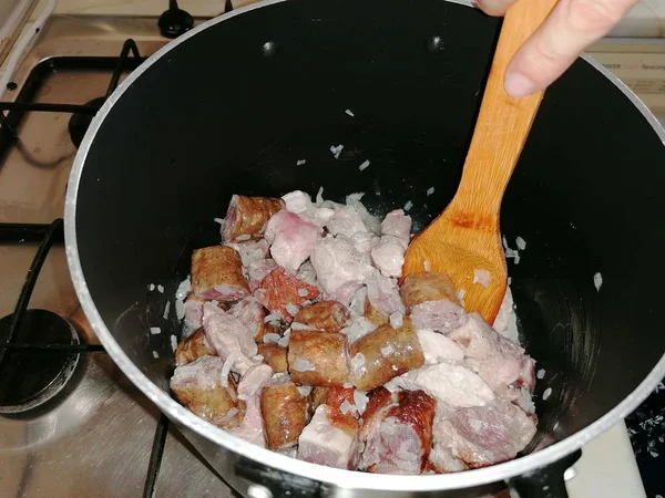 Carne Salsichas Cozidas Com Cebola Panela — Fotografia de Stock