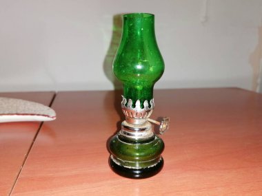 Yeşil camlı eski lamba..