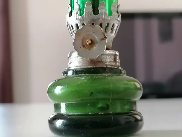 Старая Лампа Зеленым Стеклом — стоковое фото