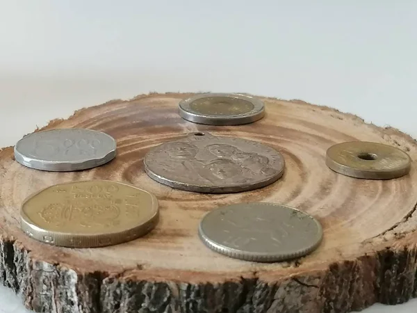 Alte Münzen Auf Holz Queue — Stockfoto