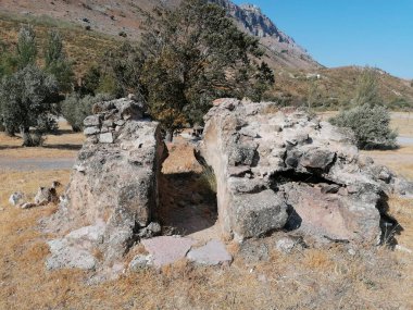 İspanya 'da arkasında dağlar olan büyük bir taş.