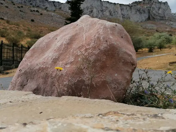 Grande Pierre Avec Fond Montagneux Derrière Espagne — Photo
