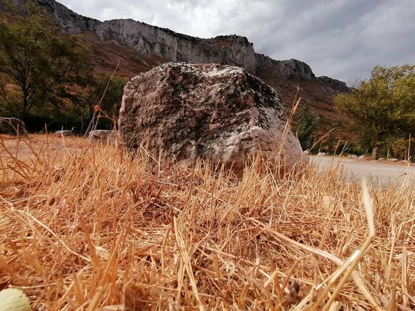 İspanya 'da arkasında dağlar olan büyük bir taş.