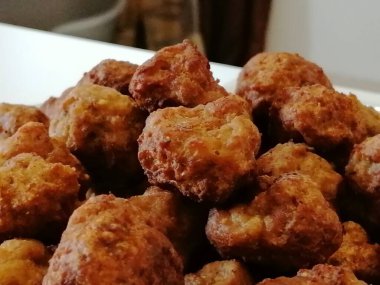 Tabakta yakın plan köfteler.