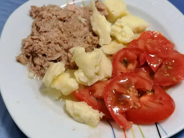 Yakın plan kesilmiş elmayı tabağa koy.