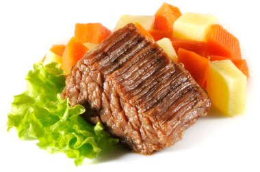 beyaz zemin üzerine sığır eti güveç