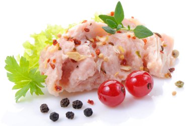 domuz eti güveç beyaz zemin üzerine