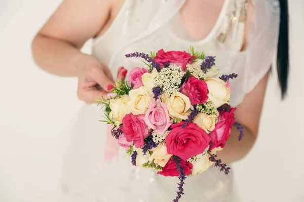 Ramo Rosas Las Manos Una Joven Con Una Manicura Roja — Foto de Stock