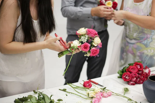 Florista Hace Ramo Novia Con Sus Propias Manos Chica Crea — Foto de Stock