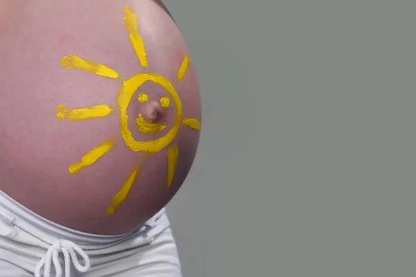 Barriga Uma Jovem Grávida Com Sol Amarelo Pintado Nele Uma — Fotografia de Stock