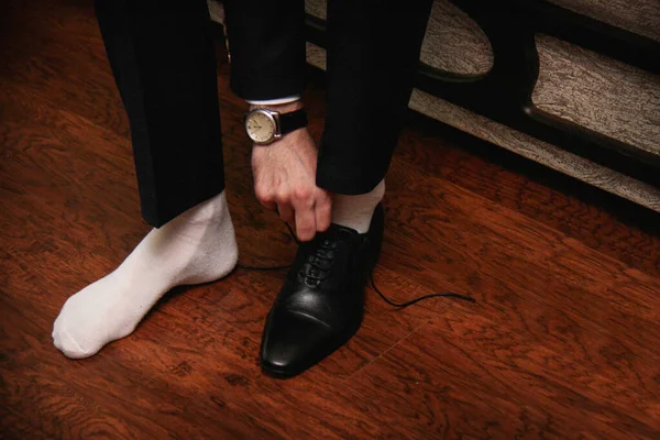 Mladý Muž Černém Obleku Bílé Ponožky Nosí Své Černé Boty — Stock fotografie