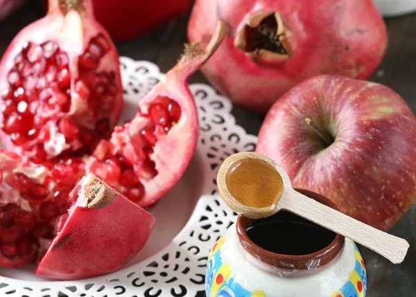 Miele con melograno e mele per Rosh Hashanah — Foto Stock