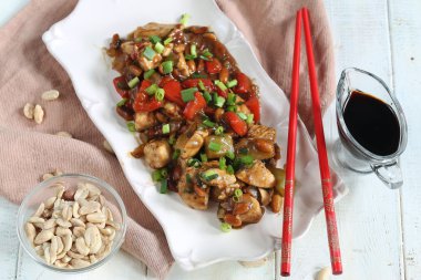 Ev yapımı Kung Pao tavuğu fıstık ve sebze ile