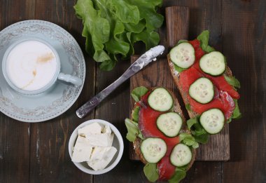 Sandviç krem peynir ve salatalık ile füme somon ile