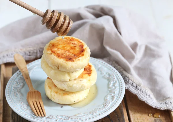 Herlige cottage cheese pannekaker med honning – stockfoto