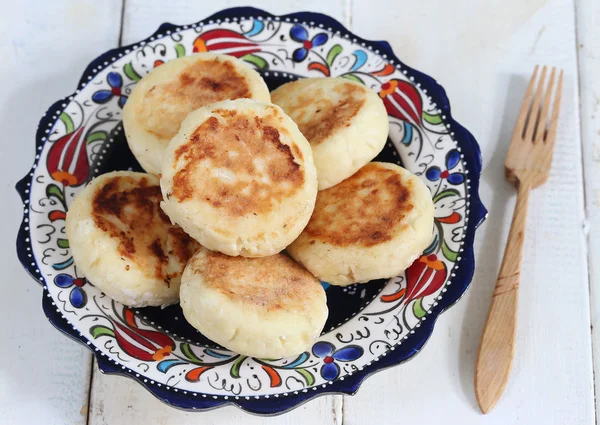 Deilige cottage cheese-pannekaker med trebakgrunn – stockfoto