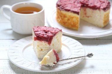 İştah açıcı süzme peynir güveç