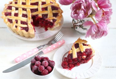 Ev yapımı vişneli turta 