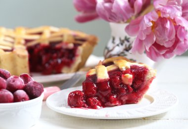 Ev yapımı vişneli turta 