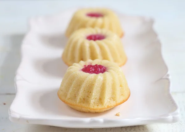 Oste muffins med kirsebær syltetøy – stockfoto