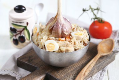 Kızarmış tavuk pişmiş geleneksel Özbek pilavı 