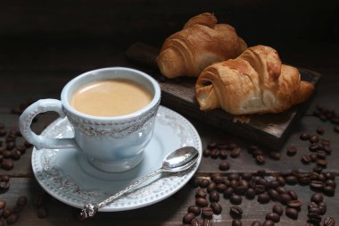 cappuccino ve kruvasan kahve çekirdekleri ile 