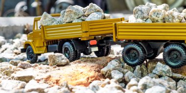 1: 43 ZİL oyuncak minyatür kargo modeli. Güneşli bir günde çakıl taşlarıyla dolu.