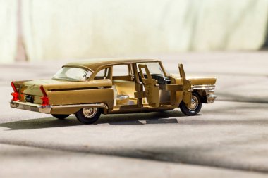 Güneşli bir günde GAZ-13 model bir oyuncak araba. Arka planı bulanık.