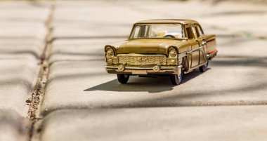 Güneşli bir günde GAZ-13 model bir oyuncak araba. Arka planı bulanık.