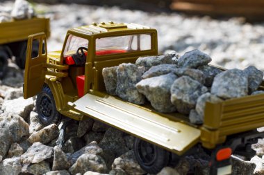 1: 43 ZİL oyuncak minyatür kargo modeli. Güneşli bir günde çakıl taşlarıyla dolu.